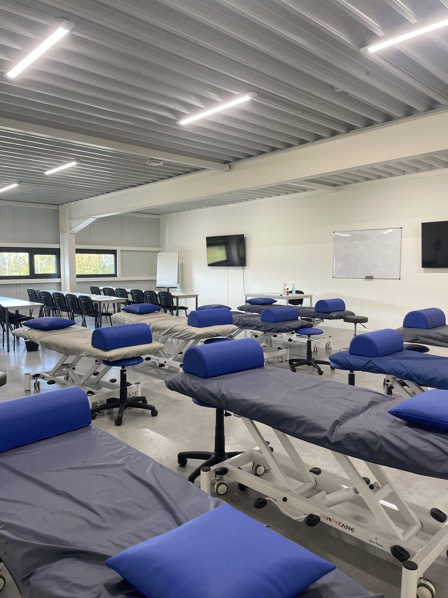 Salle de pratique équipée de tables de kinésithérapie